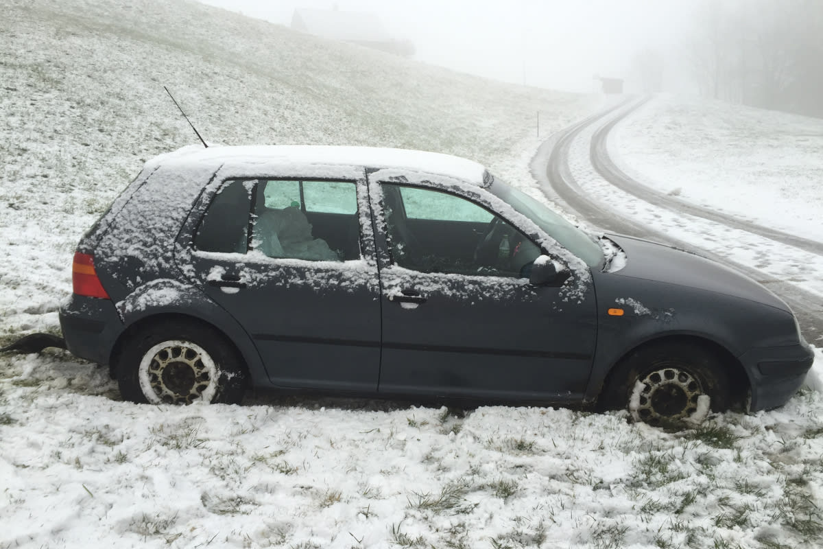 Heiden: Auto rutscht Böschung hinunter