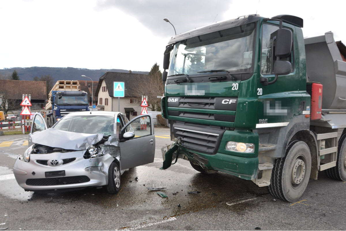 Obergösgen SO - Mit Lastwagen kollidiert