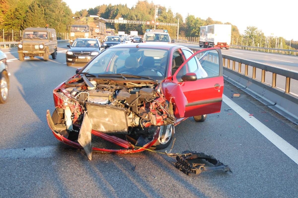 Gunzgen-Nord SO - Crash mit Mittelleitplanke - Zeugenaufruf