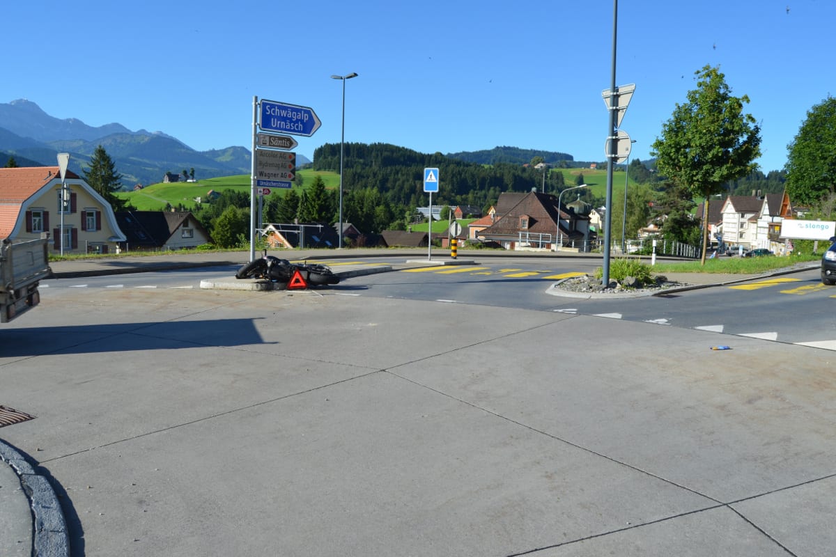 Waldstatt AR: Motorrad im Kreisel übersehen