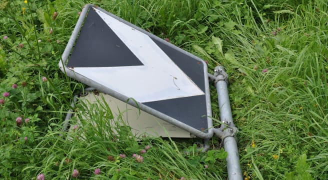 Kleinlützel: Strassensignale umgefahren 