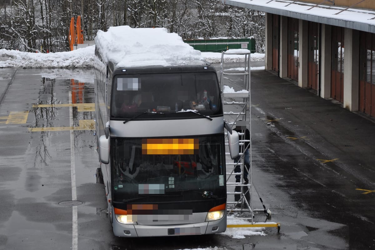 Oensingen SO - Reisecar mit rund einer Tonne Schnee auf dem Dach unterwegs