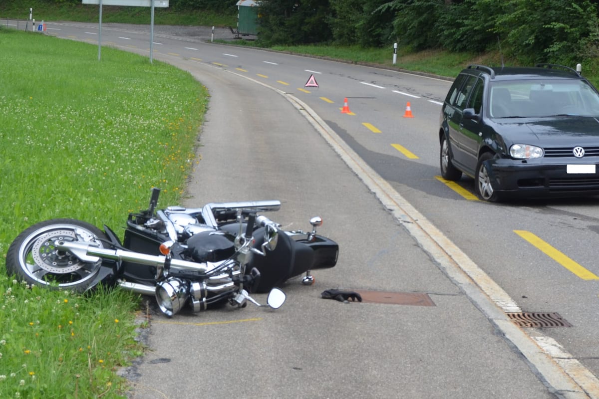 Niederteufen AR - Autolenker übersieht Motorradfahrer