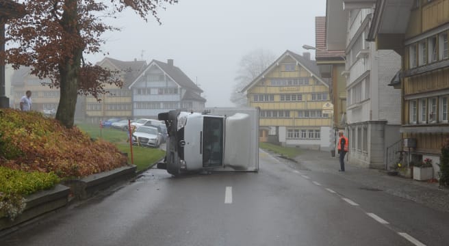 Mit Lieferwagen in Hundwil verunfallt