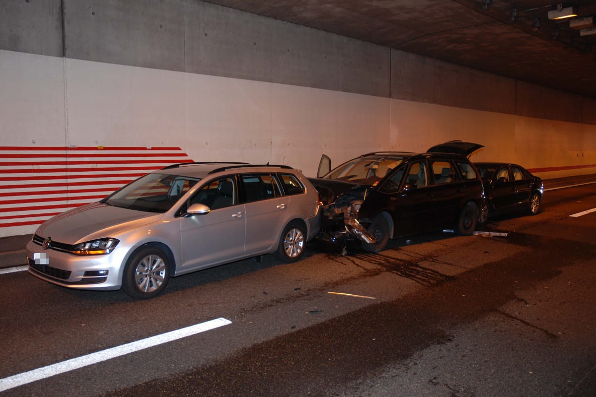 Lüsslingen-Nennigkofen SO - Verlorenes Rad führt zu Auffahrcrash im Lüsslingentunnel