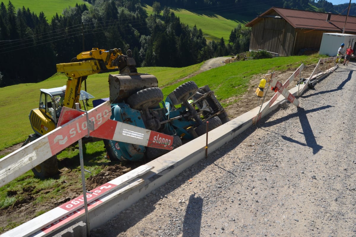 Baumaschine überschlägt sich in Bühler AR