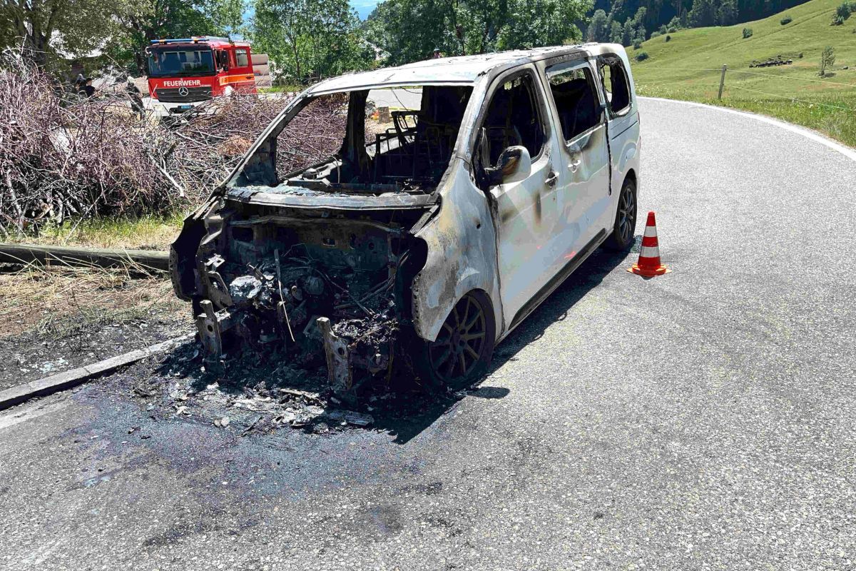 Balmberg SO – Auto brennt auf Passstrasse vollständig aus