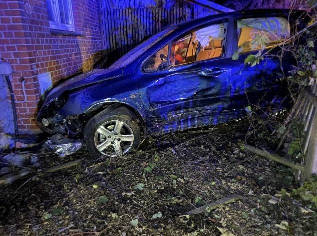 Einbeck – Autofahrer prallt gegen Hauswand