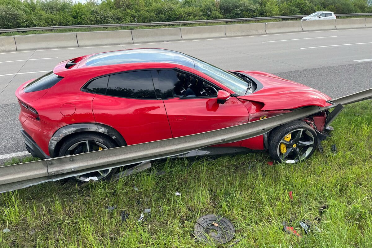 Erfurt – Ferrari prallt auf A4 gegen Leitplanke