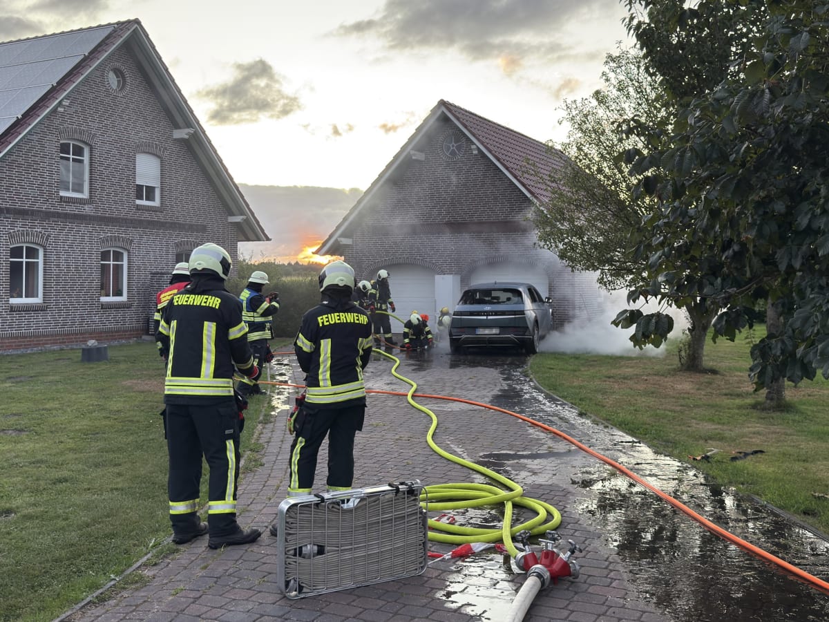 Aurich – Hochvoltbatterie von Elektroauto gerät in Brand
