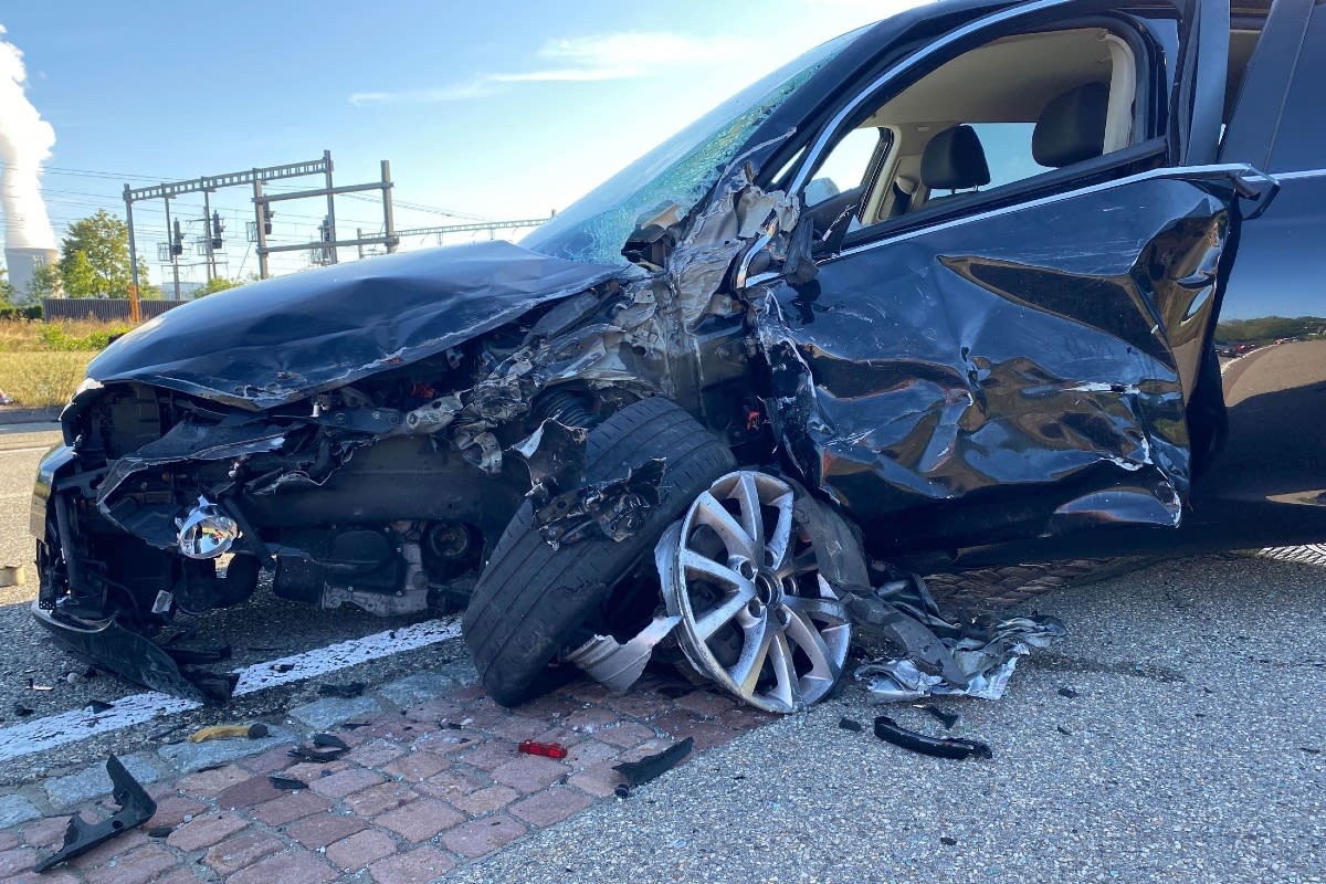Heftiger Crash in Dulliken SO - Auto gerät auf Gegenfahrbahn