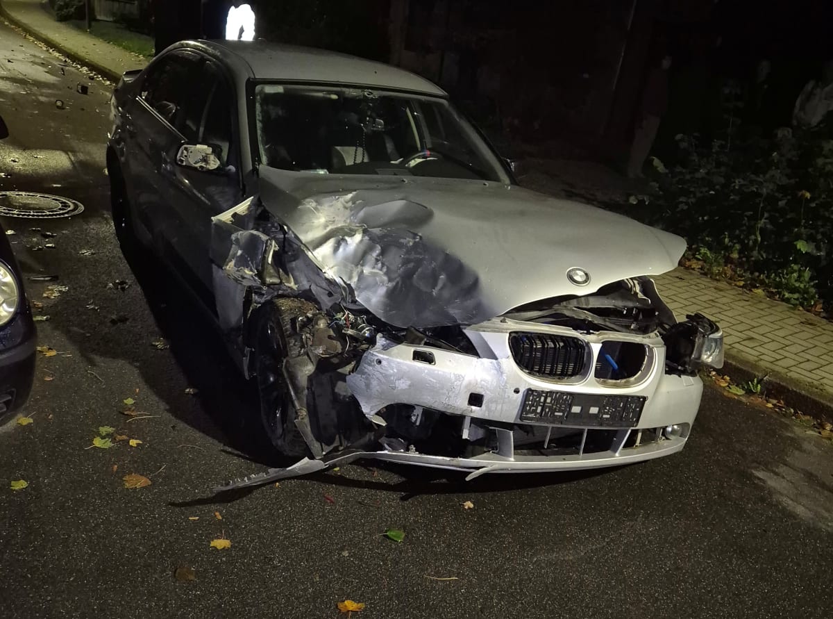 Leck – Betrunkener Autofahrer prallt in geparkte Fahrzeuge