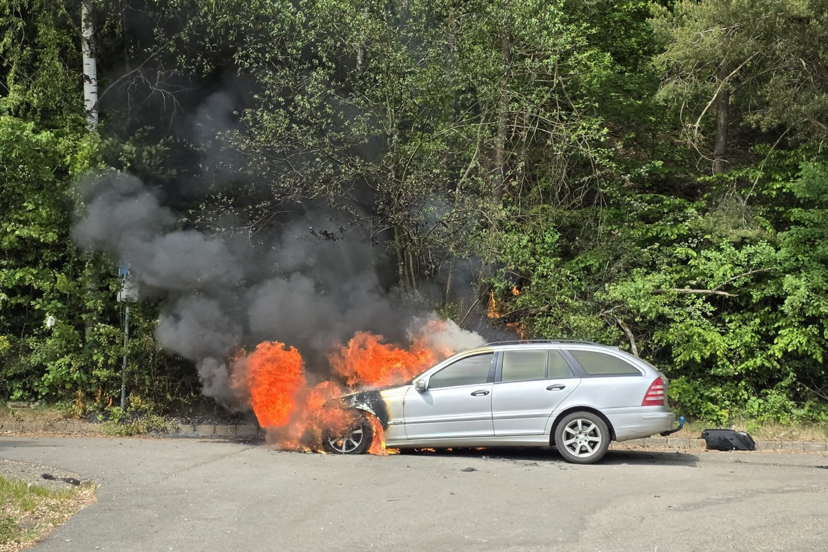 Pirmasens – Mercedes gerät während der Fahrt in Brand