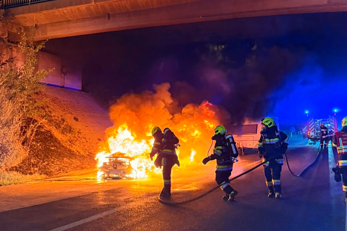 Rosenbach – Auto mit Wohnwagen gerät auf A11 in Brand