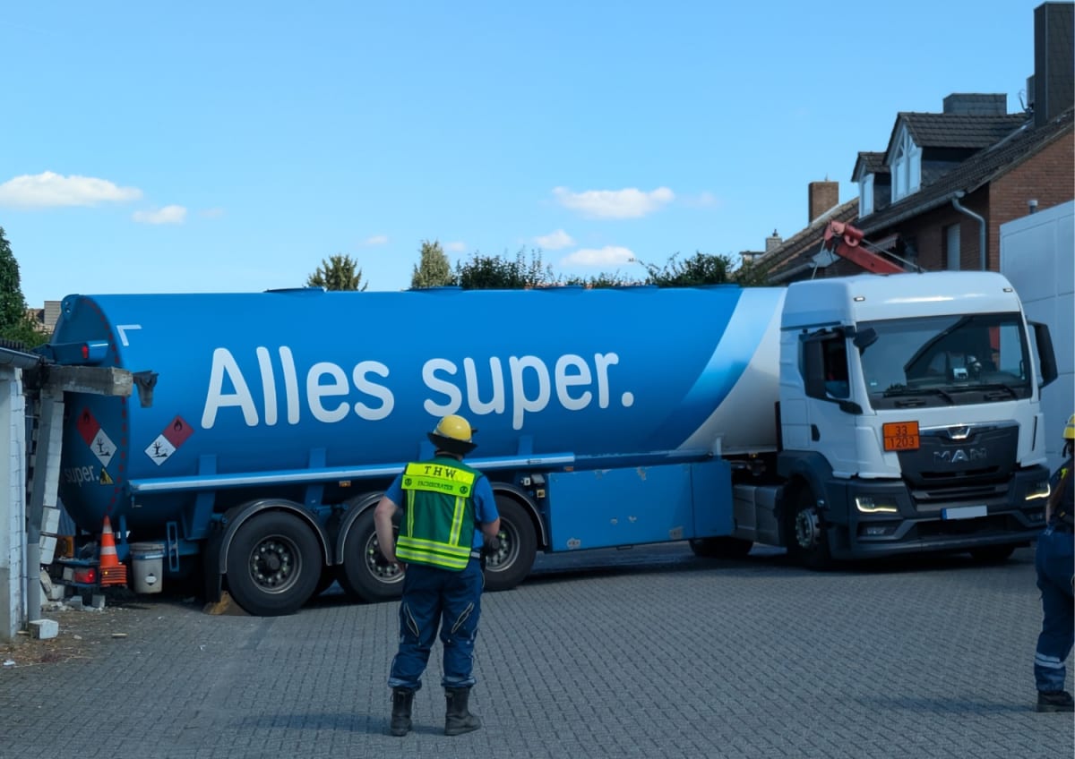 Kleve – Tankwagen verkeilt sich zwischen Garagen und Gebäude