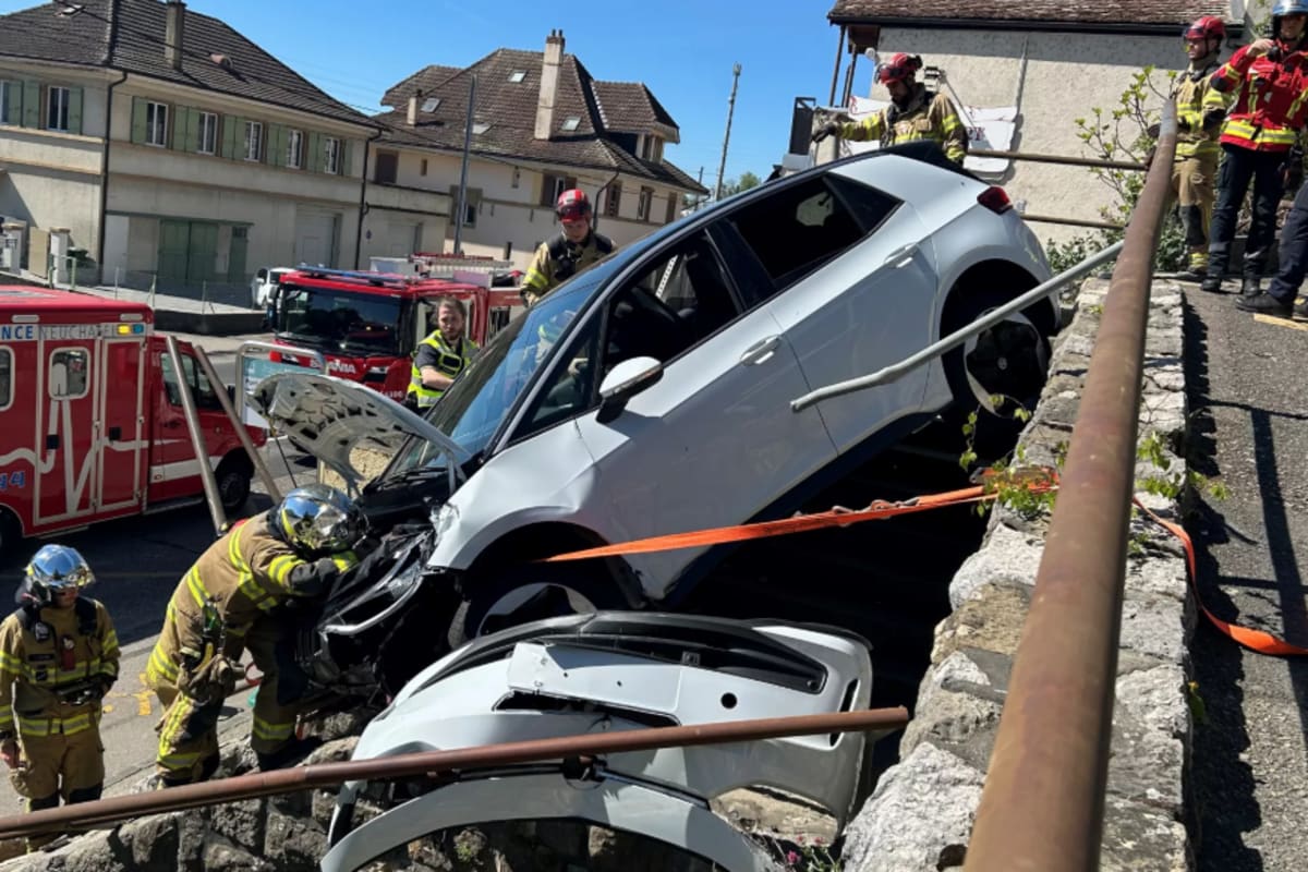 Hauterive NE – Auto stürzt bei Unfall Treppe hinunter