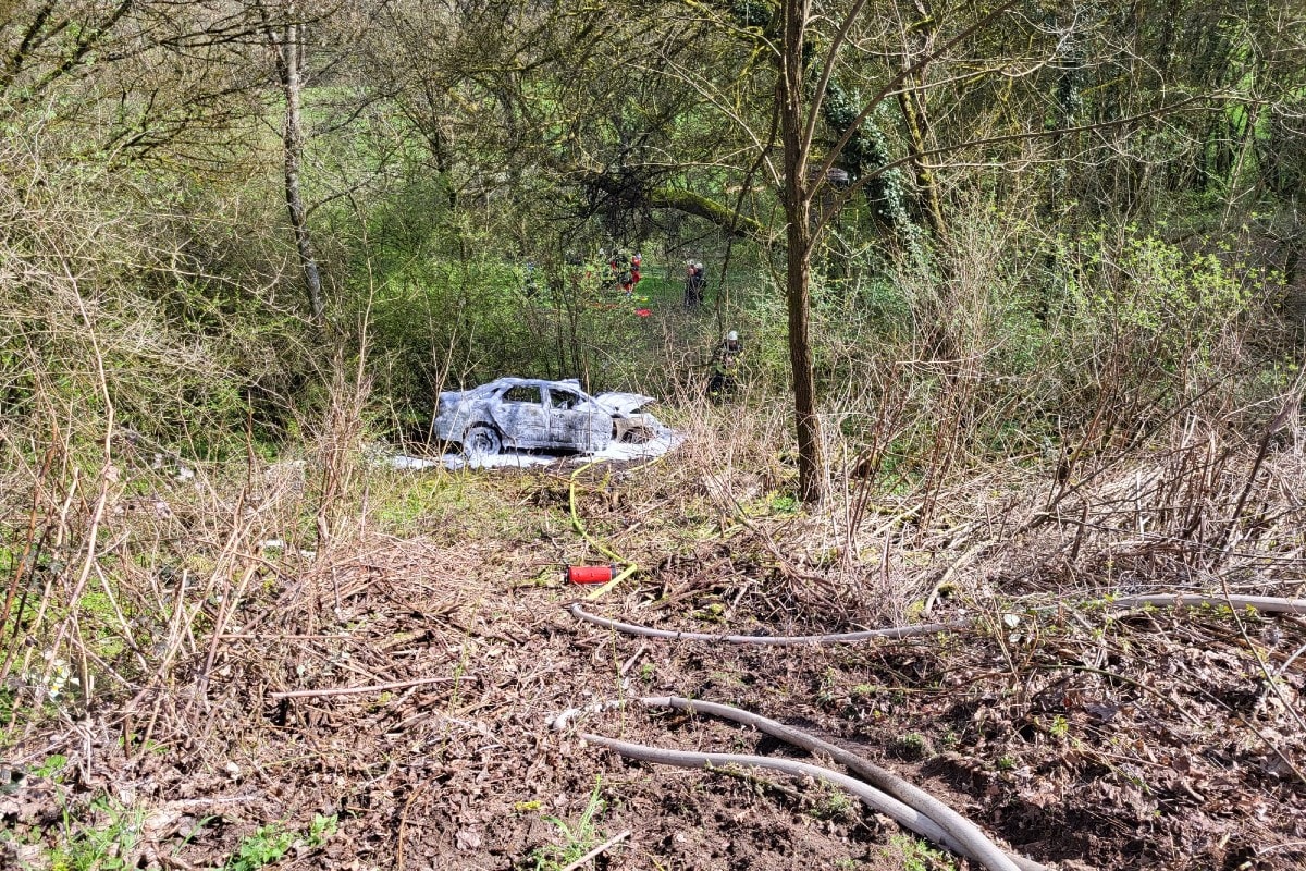 Kleinblittersdorf - Ersthelfer retten Autofahrer aus brennendem Fahrzeug