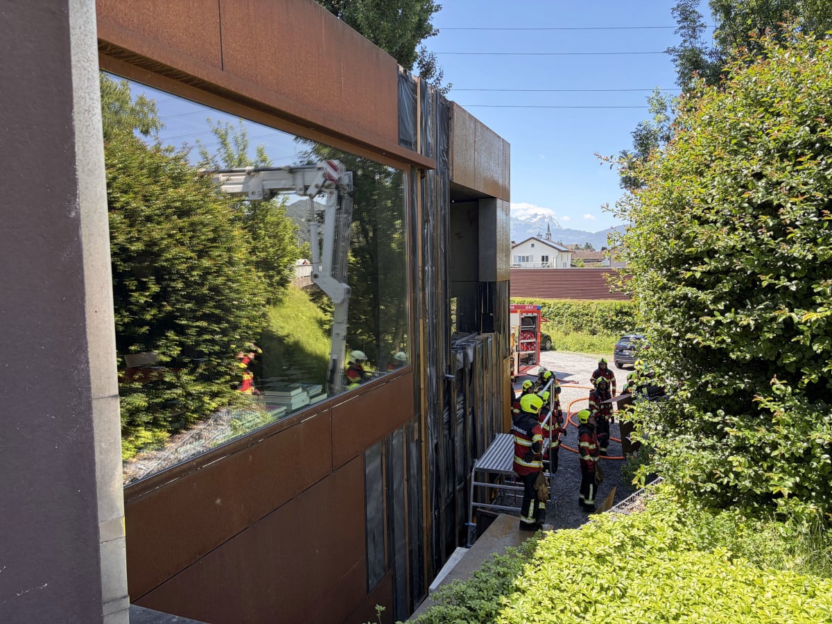 Widnau SG – Fassade gerät beim Unkrautverbrennen in Brand