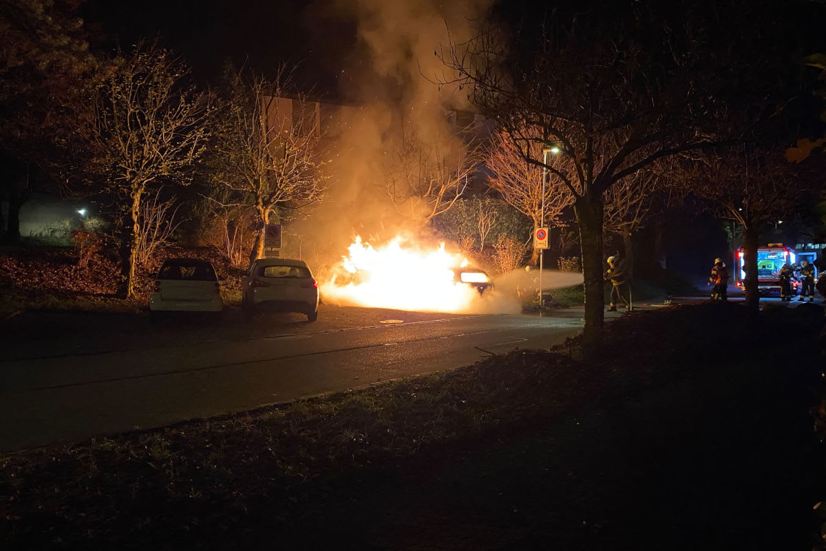 Cham ZG – Par­kiertes Auto in Brand
