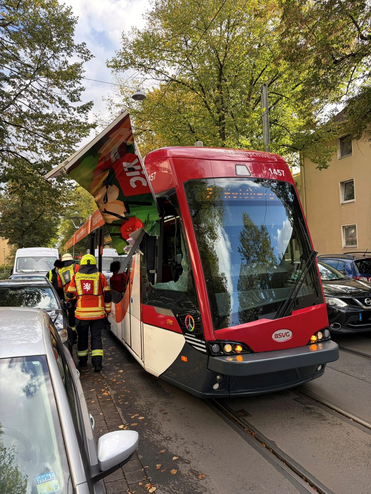 Braunschweig – Straßenbahn kollidiert mit Tür von Transporter