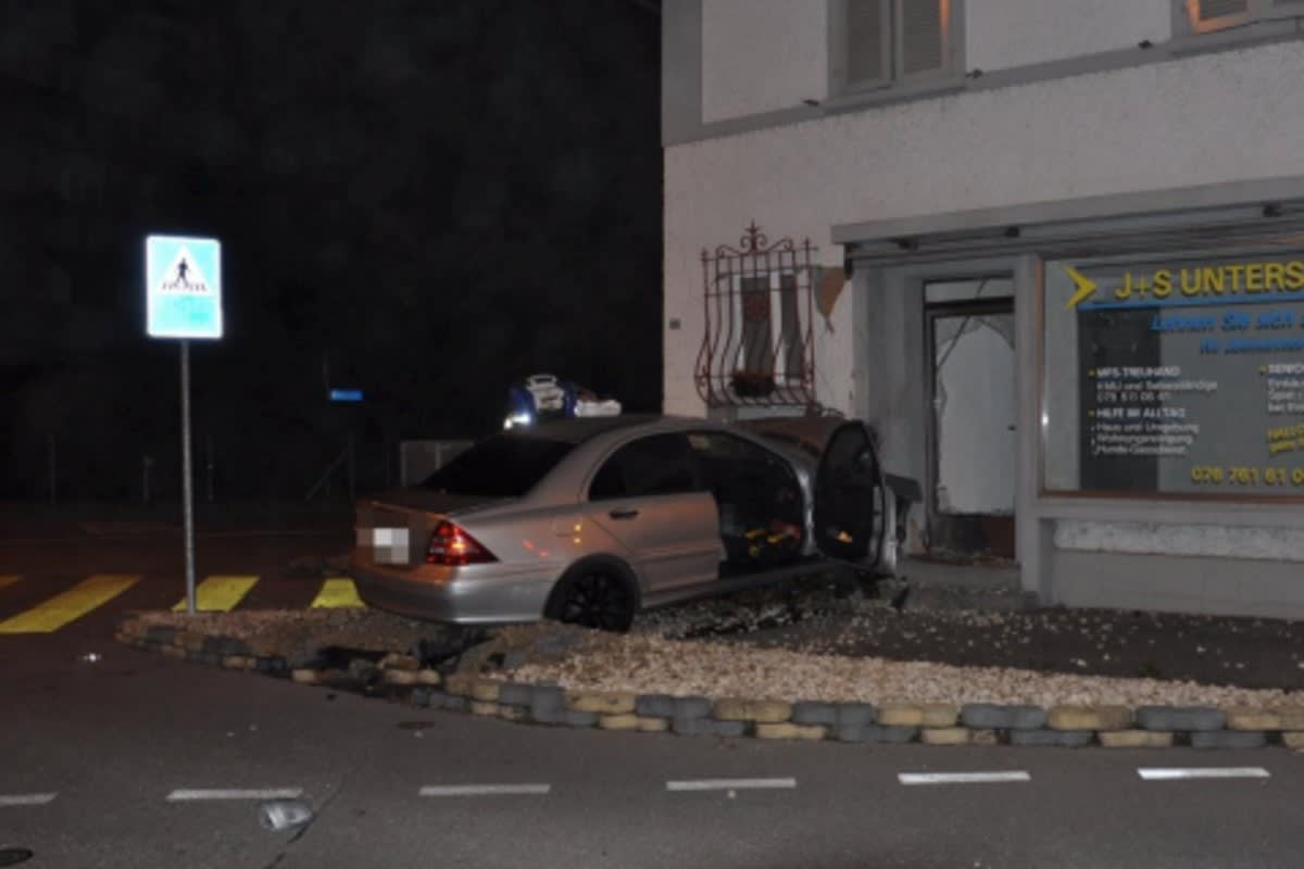 Horrorunfall in Derendingen SO - 29-jähriger Autolenker fährt in Hauswand und stirbt