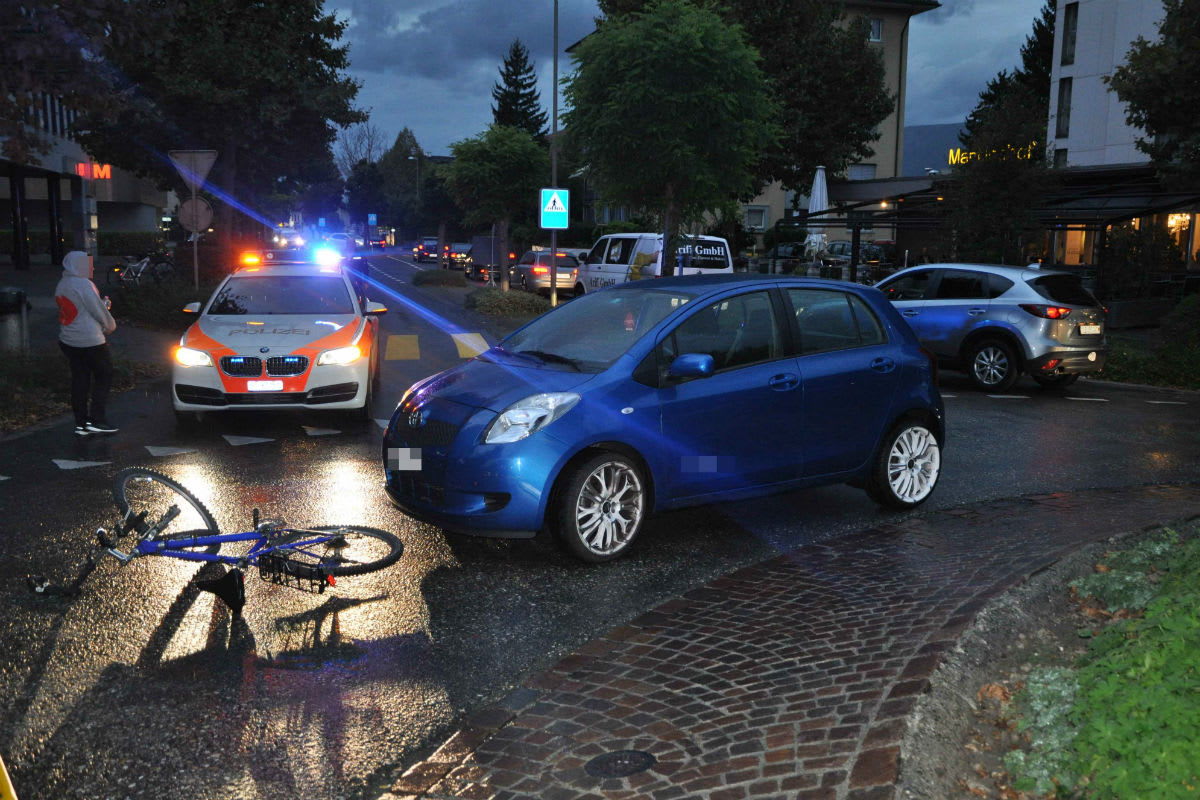 Zuchwil SO - Velofahrer im Kreisel von Auto erfasst