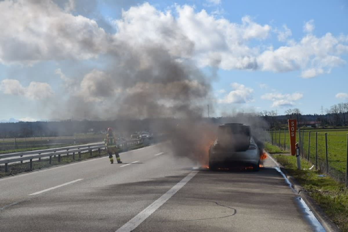 Autobahn A1 bei Oensingen SO -  Autobahn wegen Fahrzeugbrand gesperrt