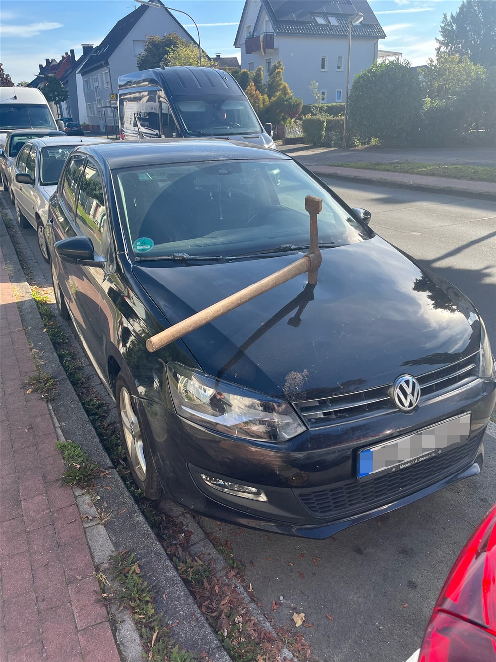Lippstadt – Spitzhacke steckt in Motorhaube von VW Polo
