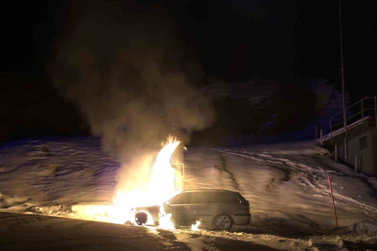 Rickenbach SZ – Fahrzeug brennt auf Passstrasse aus