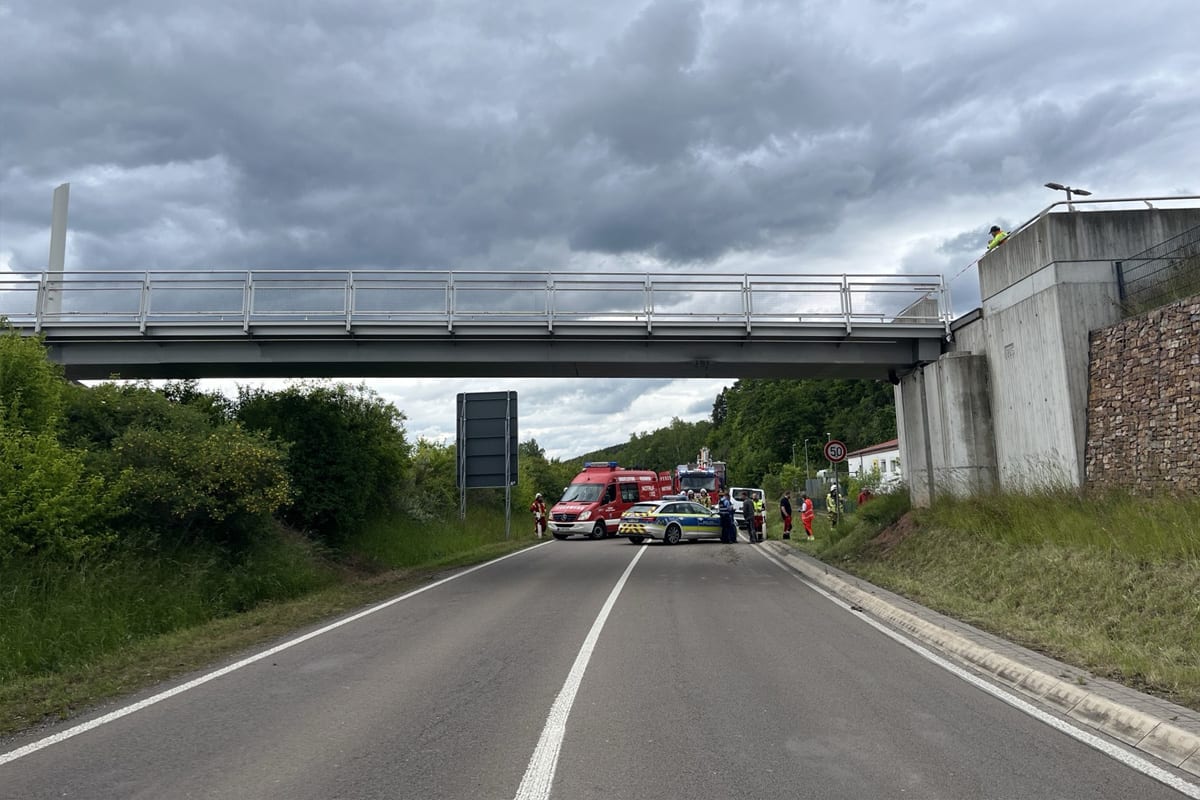 Enkenbach-Alsenborn – Tieflader rammt Fußgängerbrücke