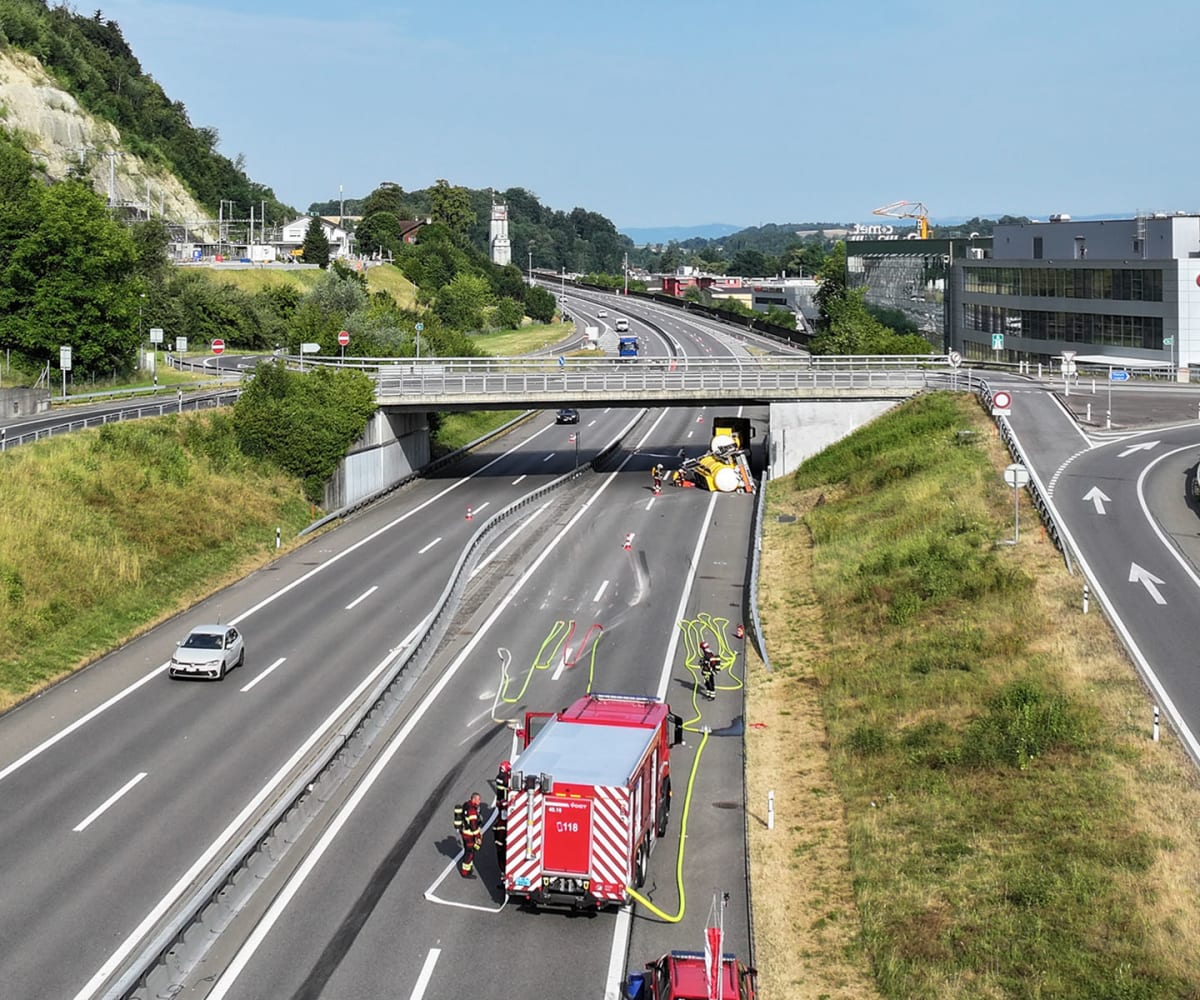 Flamatt FR – Lastwagenunfall legt A12 für Stunden lahm