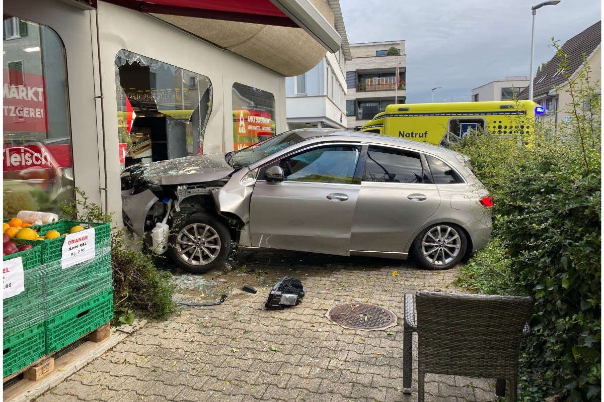 Spektakulärer Unfall in Reinach BL - Autolenkerin übersieht Auto - Fahrzeug landet in Schaufenster!