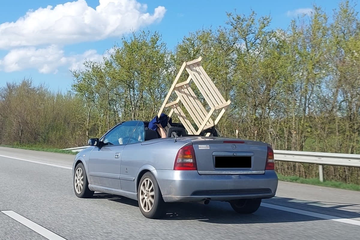 Rendsburg/A7 - Autofahrerin transportiert Regal gefährlich im Cabrio 