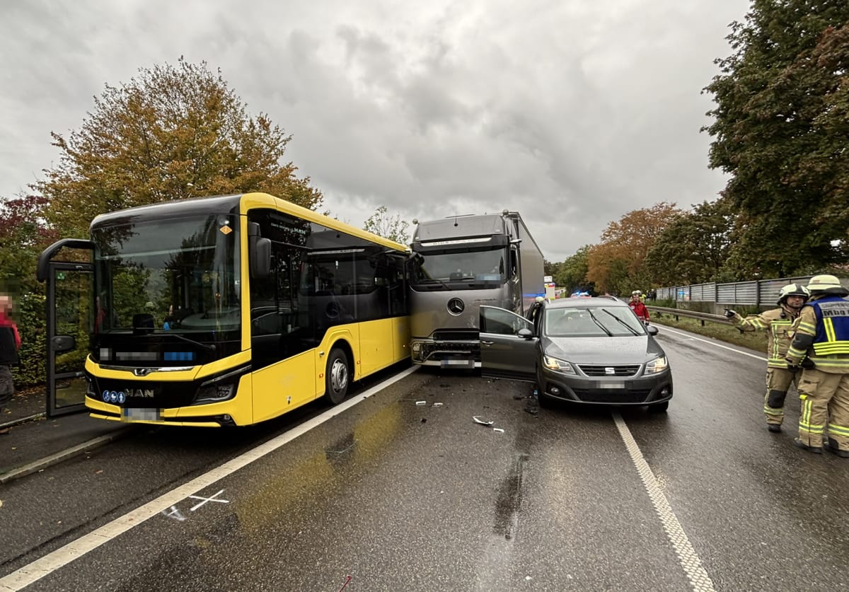 Stetten – LKW rammt Bus und Auto bei schwerem Unfall