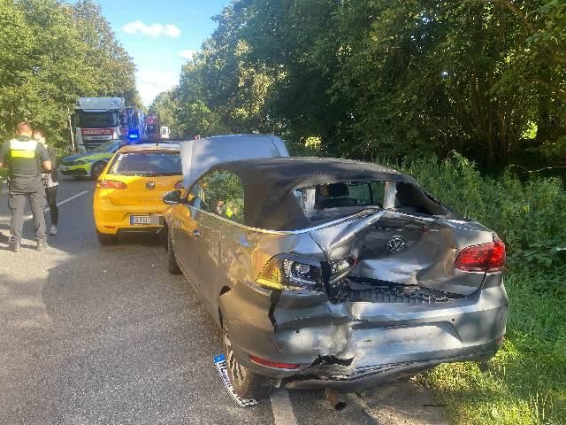 Stade – Transporter prallt in Fahrzeuge bei Auffahrunfall