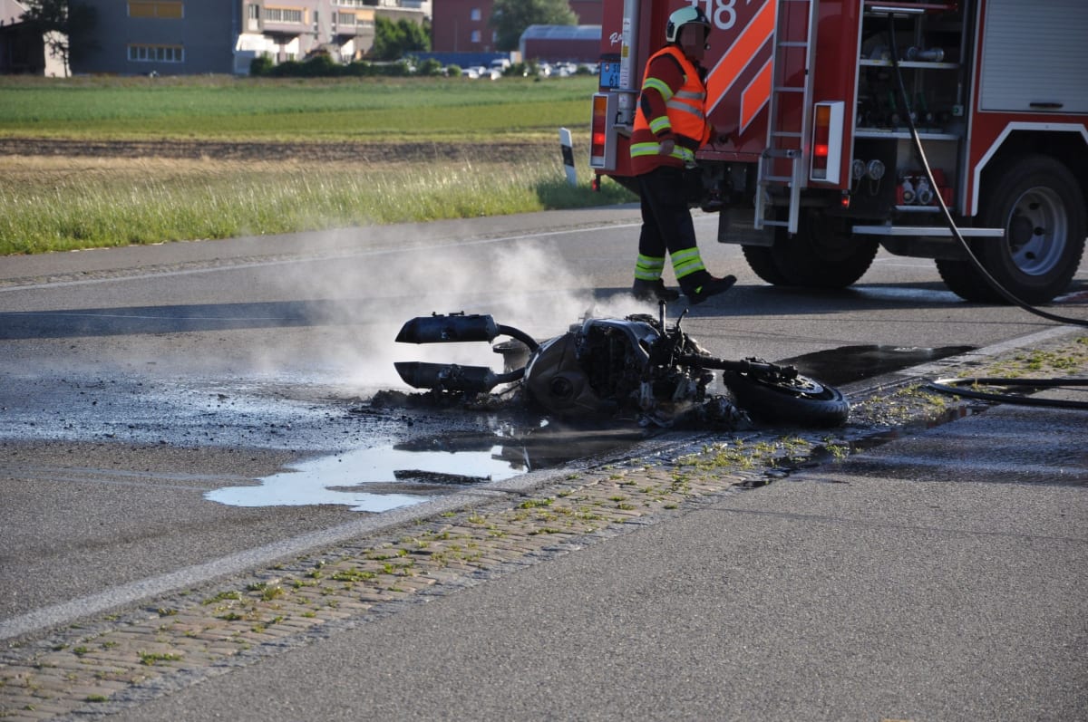 Selzach SO - Motorrad gerät nach Selbstunfall in Brand – Lenker mittelschwer verletzt
