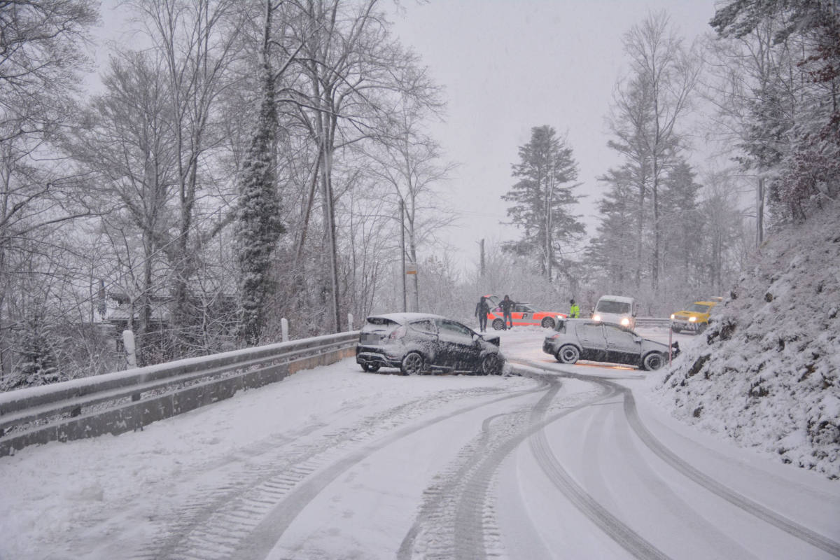 Wintereinbruch im Kanton Solothurn – Mehrere Verkehrsunfälle infolge schneebedeckten Strassen