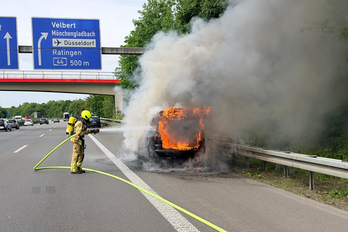 A52 Ratingen – Pkw brennt auf der Autobahn vollständig aus