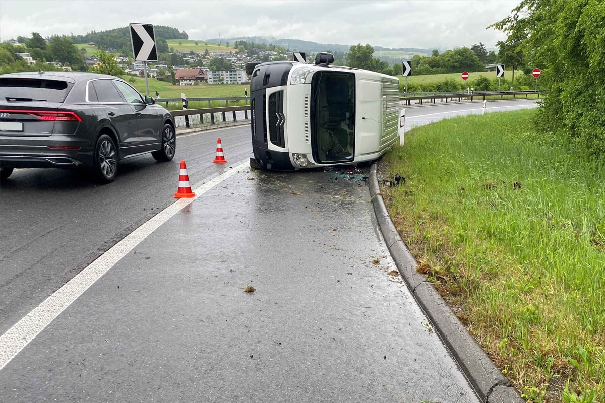 A14 Baar ZG – Lieferwagen kippt auf nasser Fahrbahn um