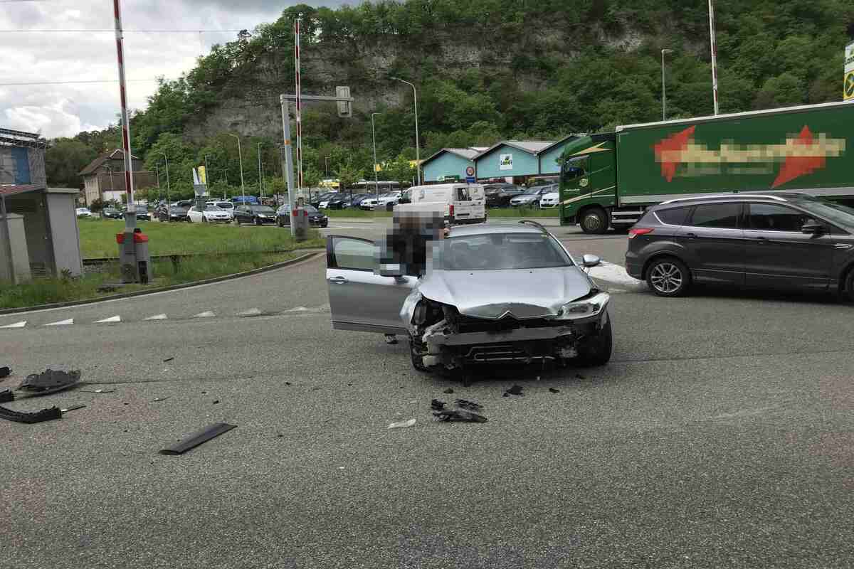 Oensingen SO - Missachtung der roten Ampel führt zu Unfall mit Strassensperre