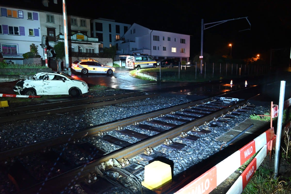Kurioser Verkehrsunfall in Staad SG - Fiat 500 wird von Zug erfasst