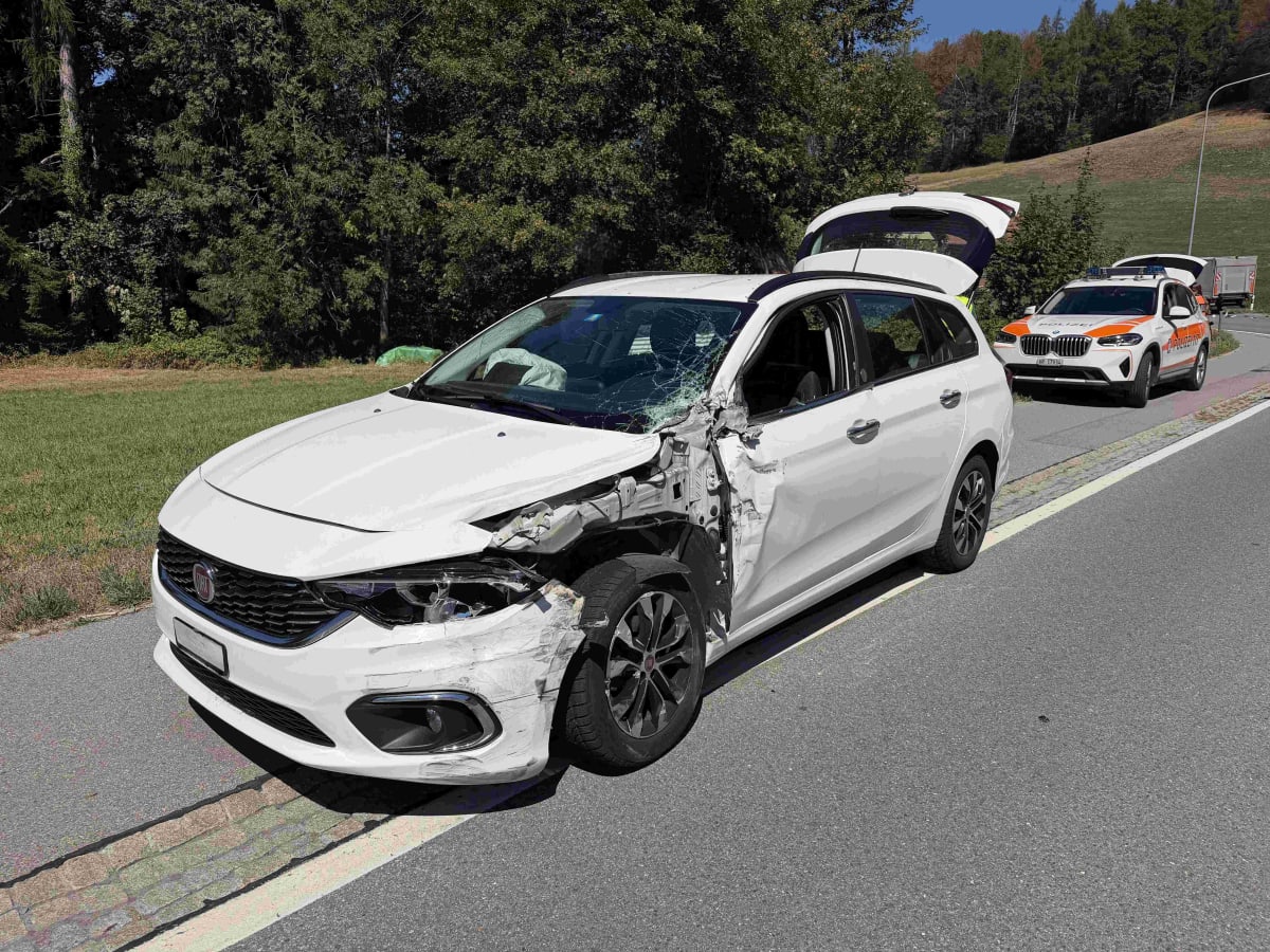 Herisau AR – Unfall mit Lastwagen – Totalschaden an Auto