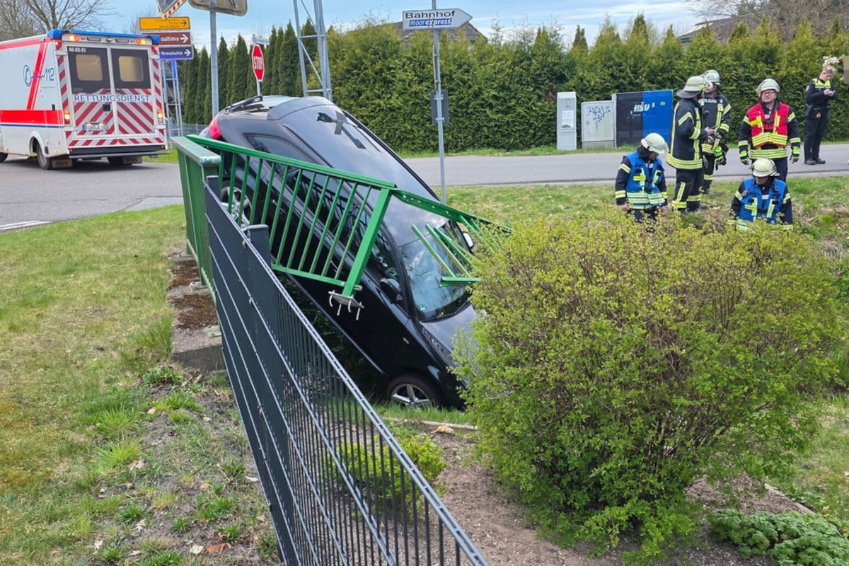 Gnarrenburg – Auto stürzt nach Unfall in Kanal