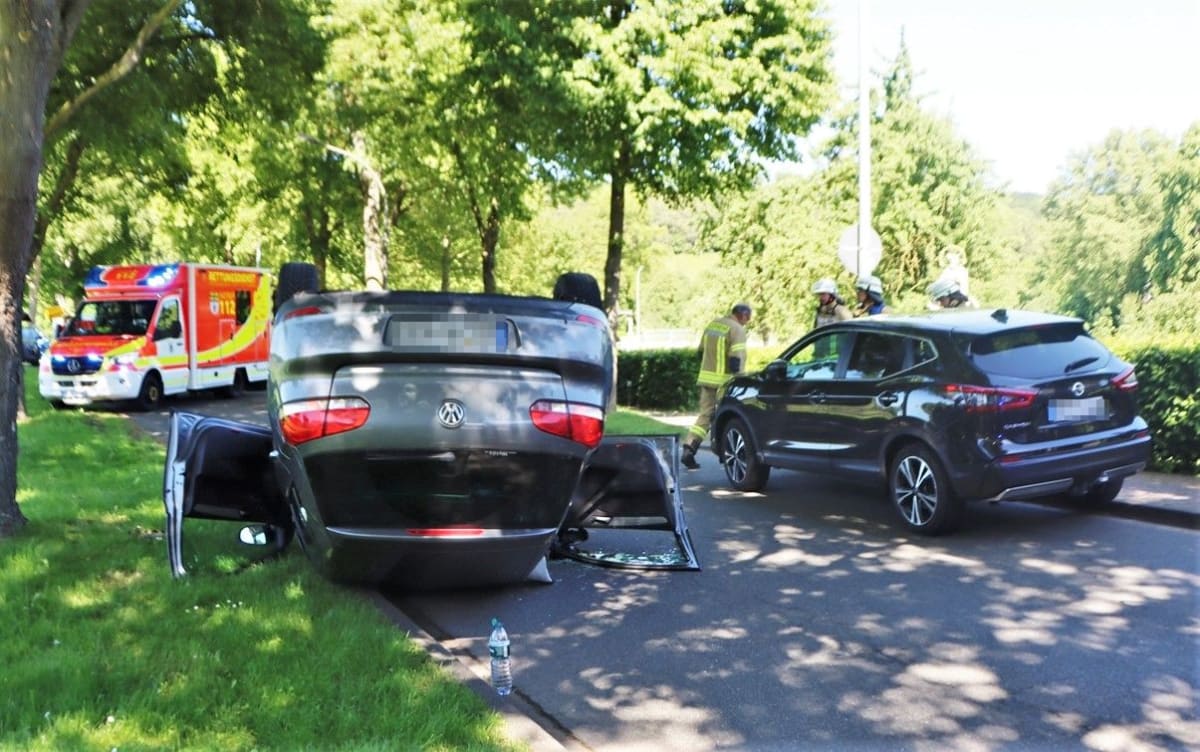 Warburg – 87-Jährige überschlägt sich mit VW Golf