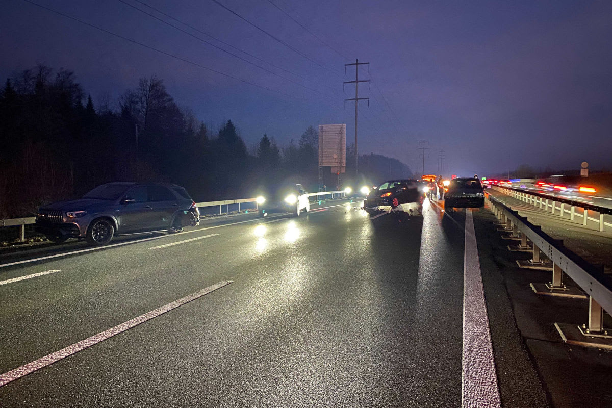 A4 Obfelden ZH – Unfallverursacher fährt nach Kollision davon