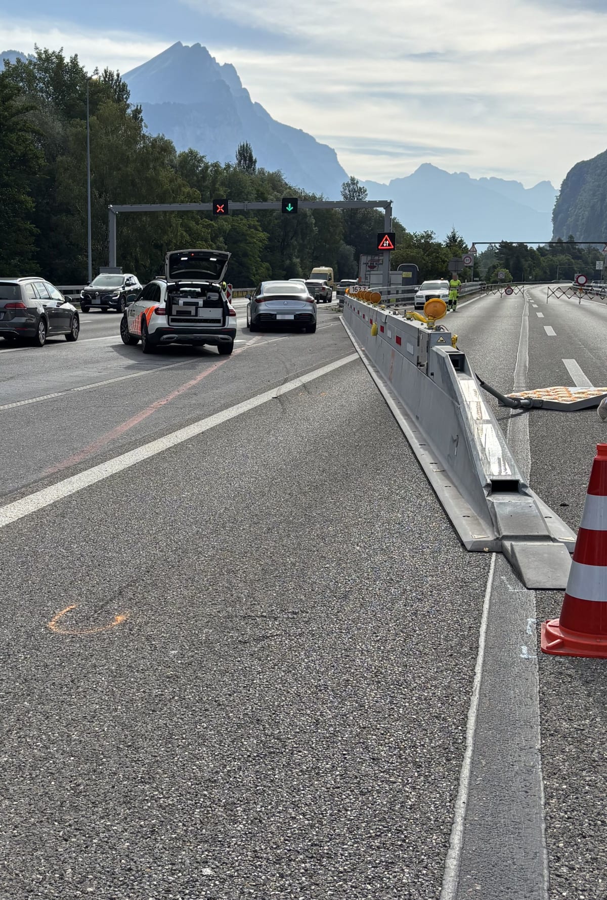 Unfall in Mollis GL – Spurhalteassistent lenkt Auto in Leitplanke