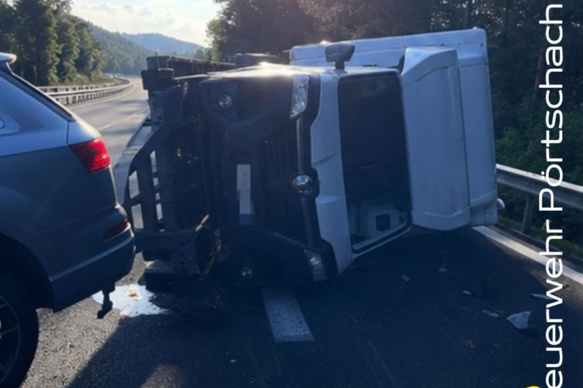 Unfall auf der A2 bei Pörtschach – Auto mit Anhänger kippt um
