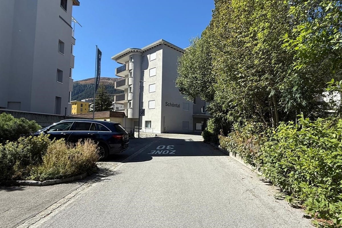 Zeugenaufruf Davos Platz GR –  Pkw erfasst Fussgängerin (15)