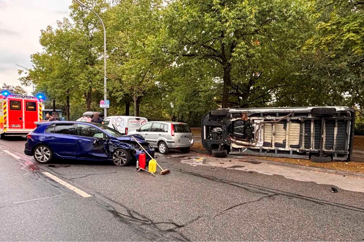 München – Autofahrer prallt in Kleintransporter