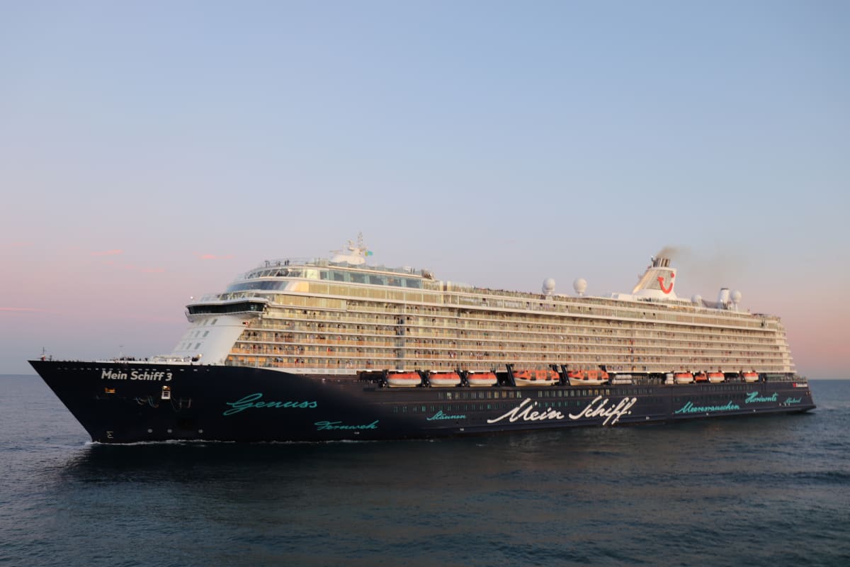 Bremerhaven – Kreuzfahrtschiff kollidiert mit Containerschiffen